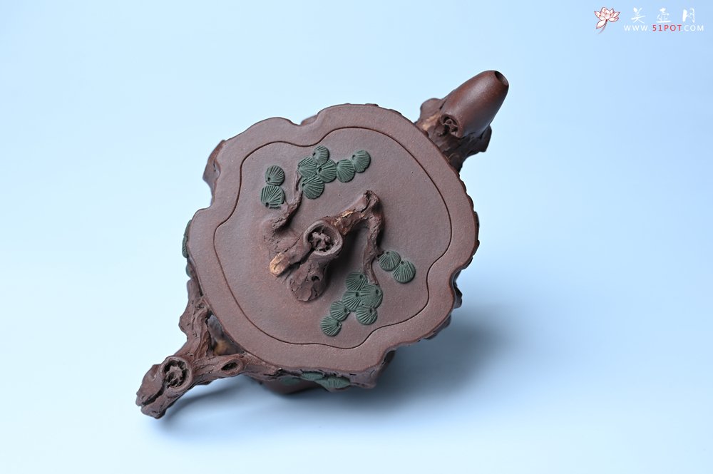 紫砂壶图片：实力派国工奚亮 全手工双色松桩壶 此壶灵动刻画描绘松桩之形 - 美壶网