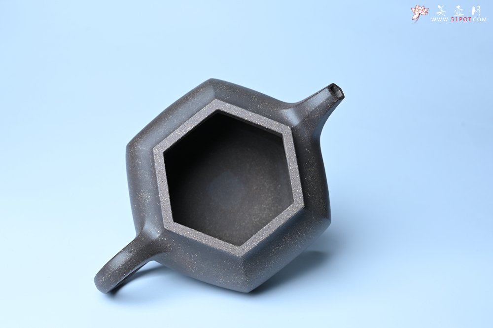 紫砂壶图片：实力派张海艳全手工精工老青灰泥六方仿古壶 气势磅礴 线面挺括平正 - 美壶网