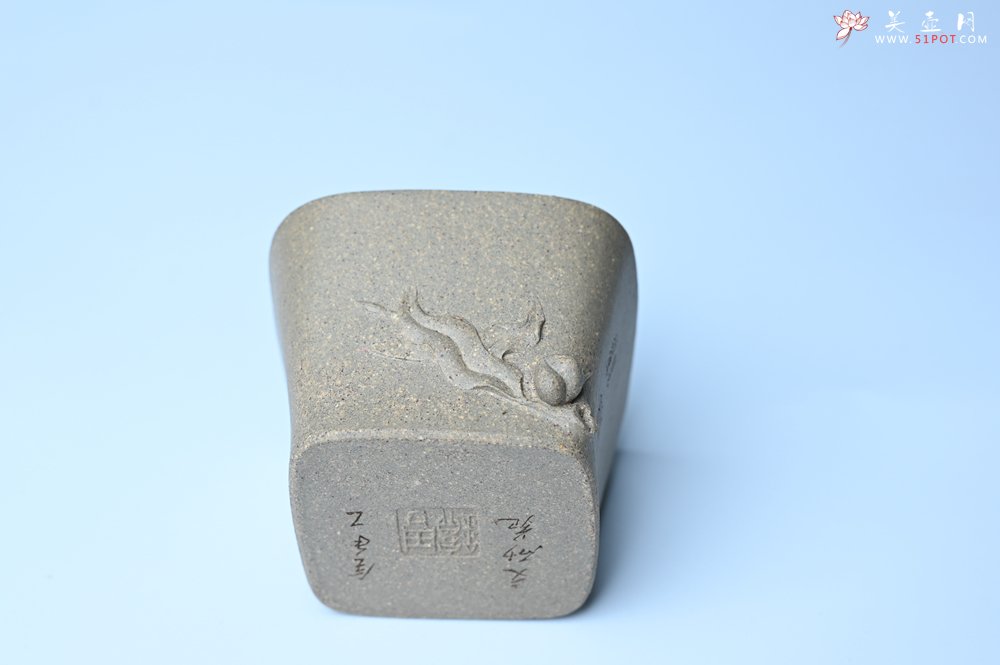 紫砂壶图片：实力派国工周斌（周镔） 采用8000块一捆的特好青段 全手工四方寿桃主人杯 观桃杯 - 美壶网