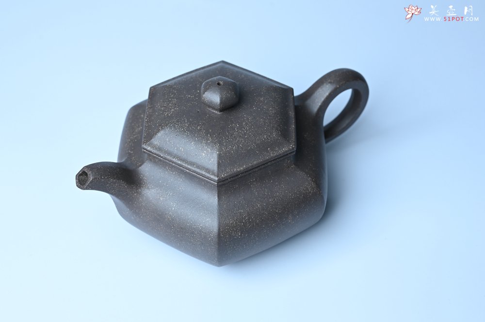紫砂壶图片：实力派张海艳全手工精工老青灰泥六方仿古壶 气势磅礴 线面挺括平正 - 美壶网