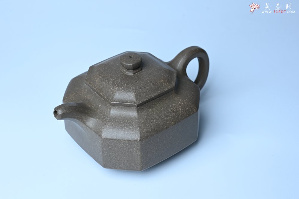紫砂壶图片：实力派张海艳全手工蟹壳老青段泥精工八方侧角壶 气势磅礴 - 美壶网