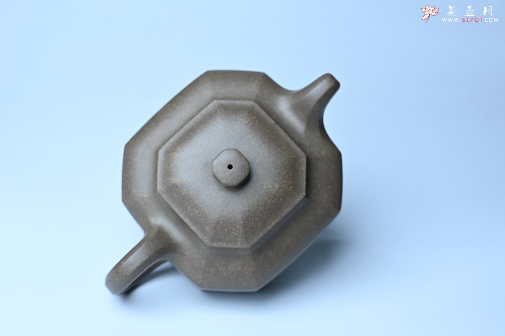 紫砂壶图片：实力派张海艳全手工蟹壳老青段泥精工八方侧角壶 气势磅礴 - 美壶网