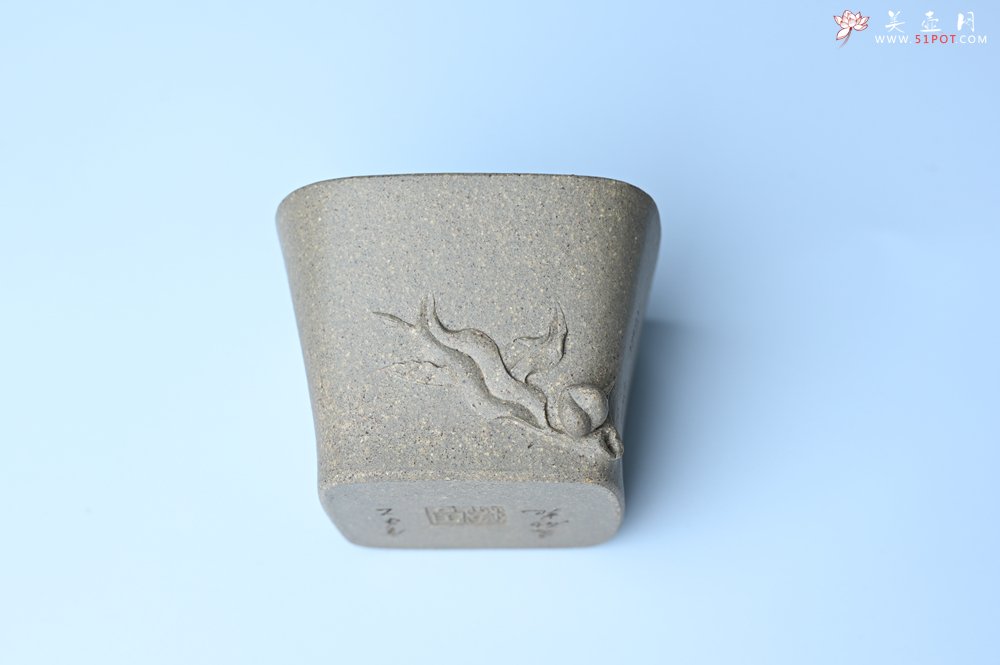 紫砂壶图片：实力派国工周斌（周镔） 采用8000块一捆的特好青段 全手工四方寿桃主人杯 观桃杯 - 美壶网