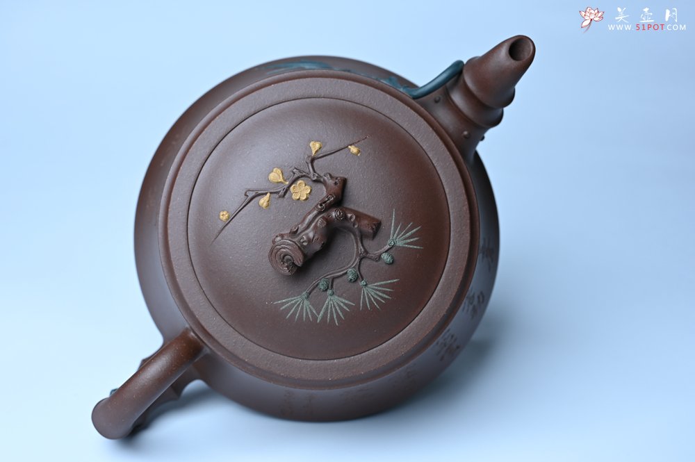 紫砂壶图片：美壶年底特惠 精品松竹梅紫砂壶 清虚静泰 暮色苍茫看劲松 乱云飞渡仍从容 - 美壶网