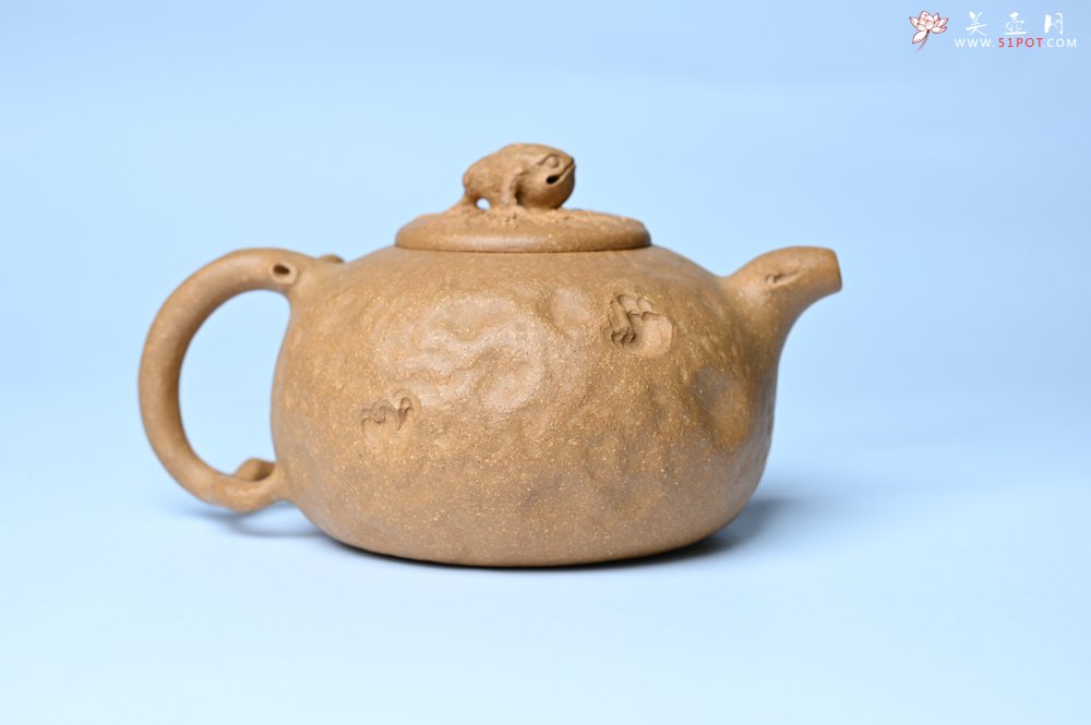 紫砂壶图片：潜力股赵老师实力演绎全手工老黄段泥金蟾供春壶 金蟾灵动 不失为一把好壶 - 美壶网