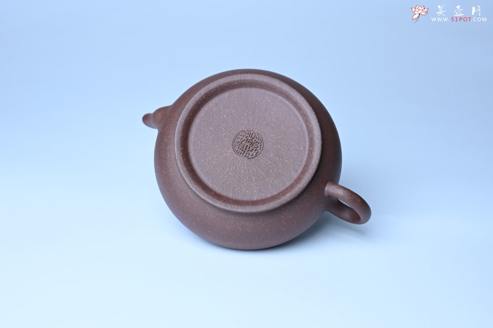 紫砂壶图片：美壶特惠 特好紫泥扁玉壶 装饰不老松 文气十足 - 美壶网