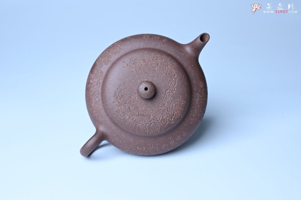 紫砂壶图片：美壶特惠 特好紫泥扁玉壶 装饰不老松 文气十足 - 美壶网