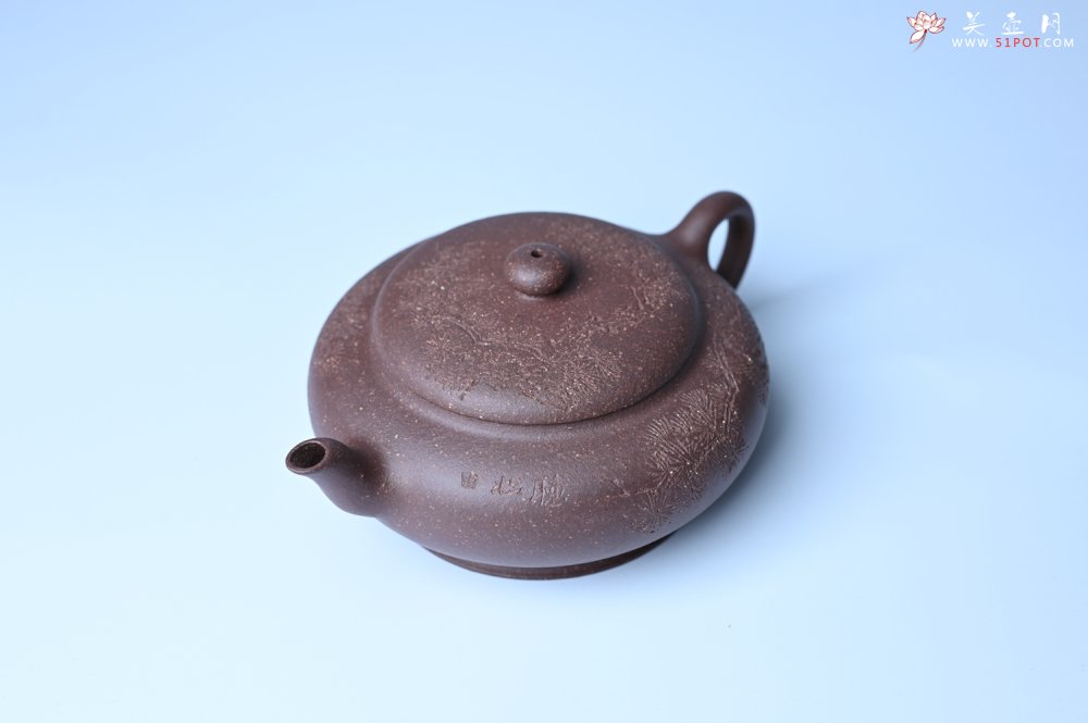 紫砂壶图片：美壶特惠 特好紫泥扁玉壶 装饰不老松 文气十足 - 美壶网