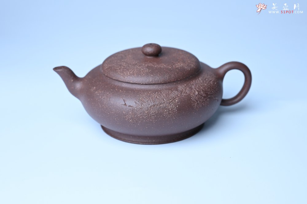 紫砂壶图片：美壶特惠 特好紫泥扁玉壶 装饰不老松 文气十足 - 美壶网