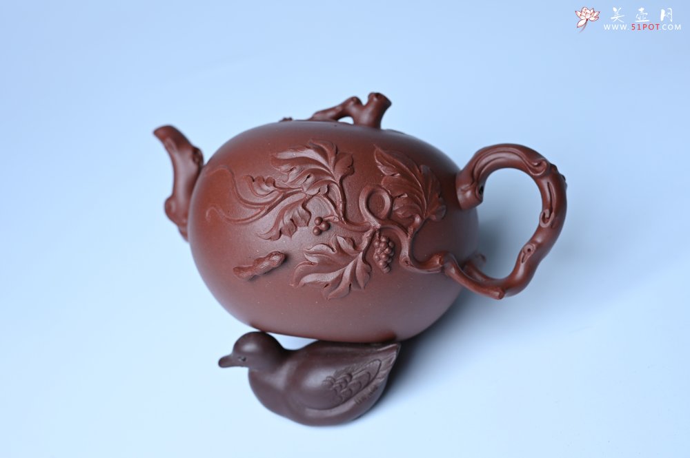 紫砂壶图片：实力派国工顾顺荣和夫人尹璐合作款 黄龙山紫泥松鼠葡萄壶270cc - 美壶网