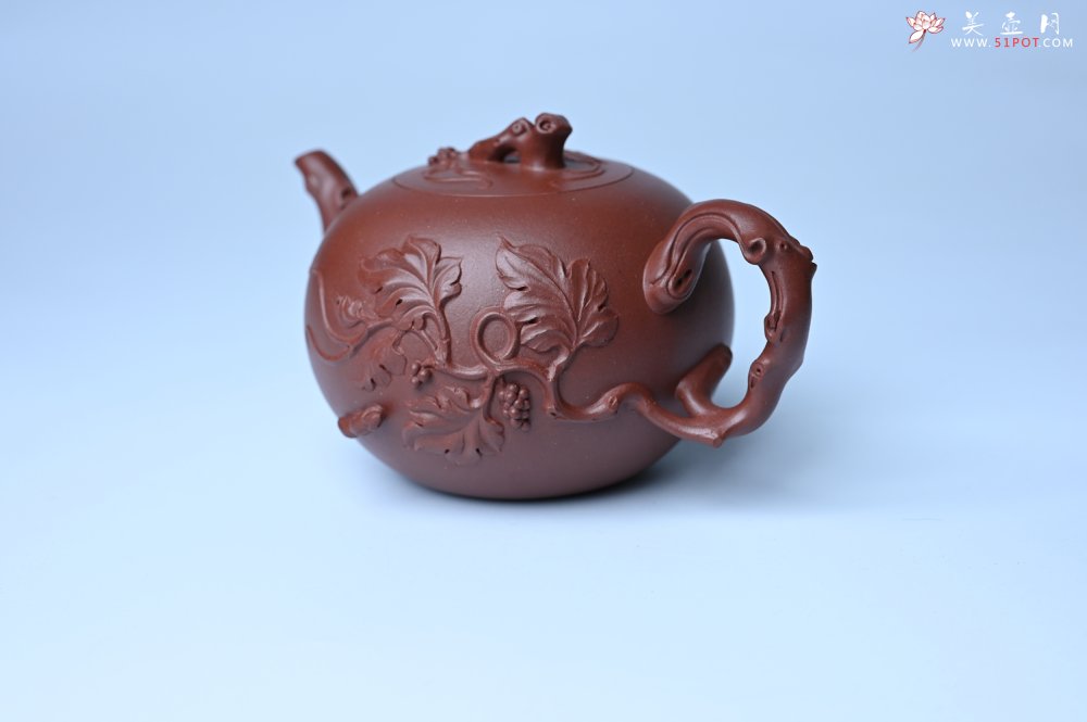 紫砂壶图片：实力派国工顾顺荣和夫人尹璐合作款 黄龙山紫泥松鼠葡萄壶270cc - 美壶网