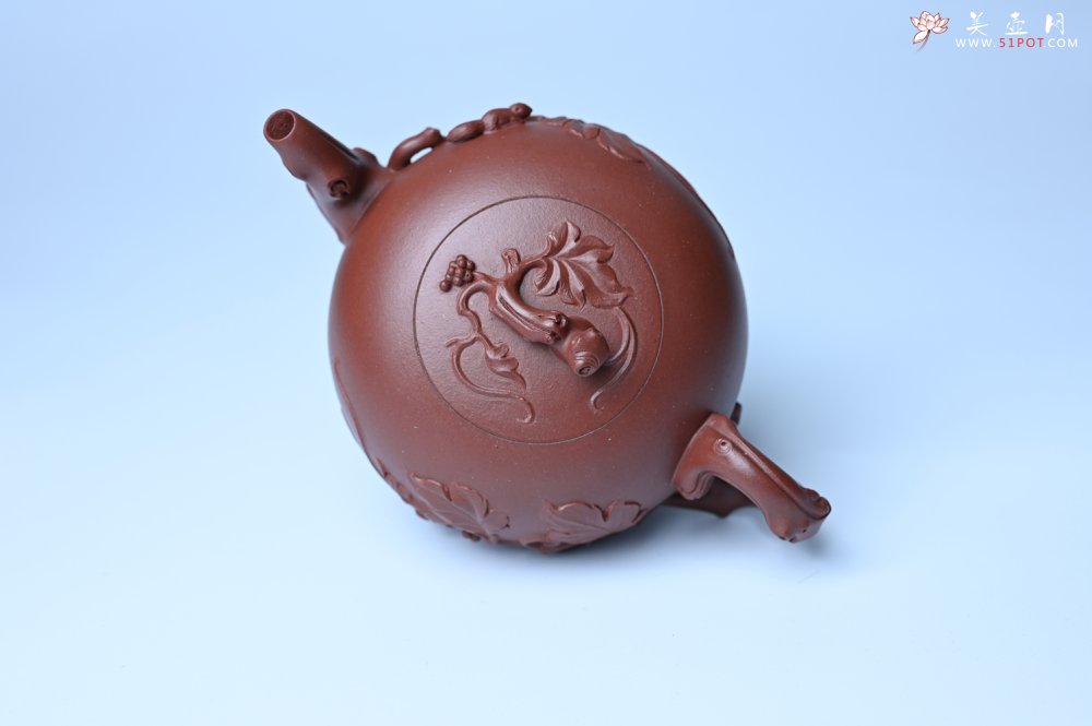 紫砂壶图片：实力派国工顾顺荣和夫人尹璐合作款 黄龙山紫泥松鼠葡萄壶270cc - 美壶网