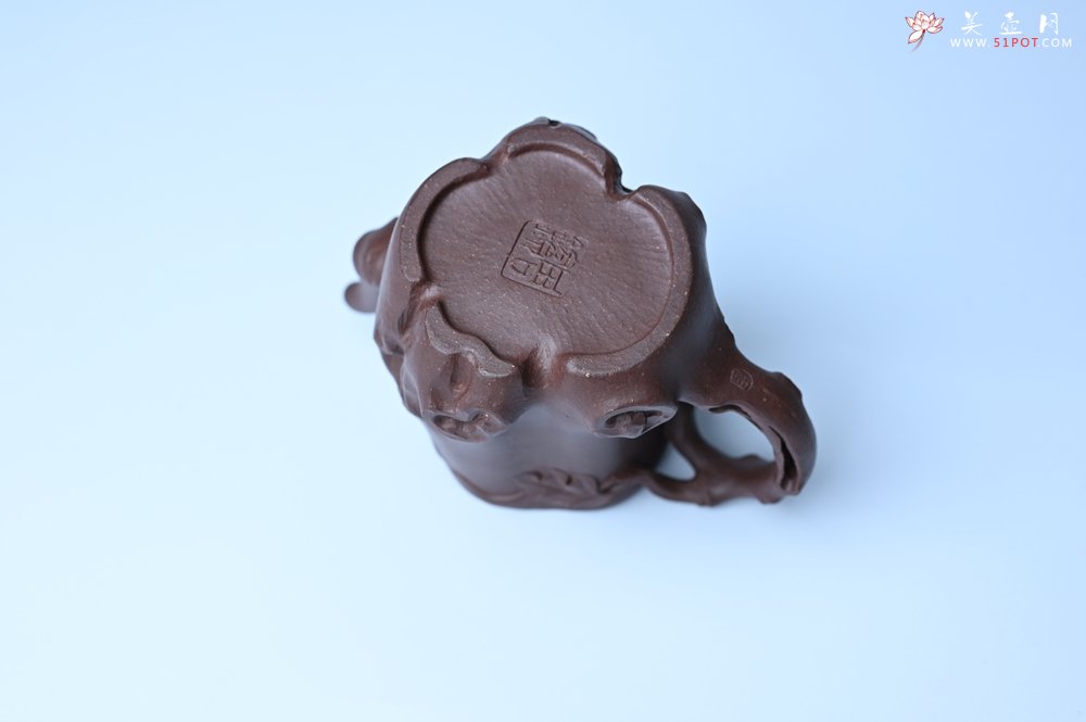 紫砂壶图片：实力派工艺师周斌底槽青精品松鼠葡萄树桩壶 - 美壶网