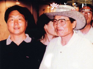 紫砂壶图片：陪同全国人大副委员长李铁映参观 - 美壶网